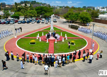 Asiste Edgar González al LXXXl aniversario de la Marina Nacional