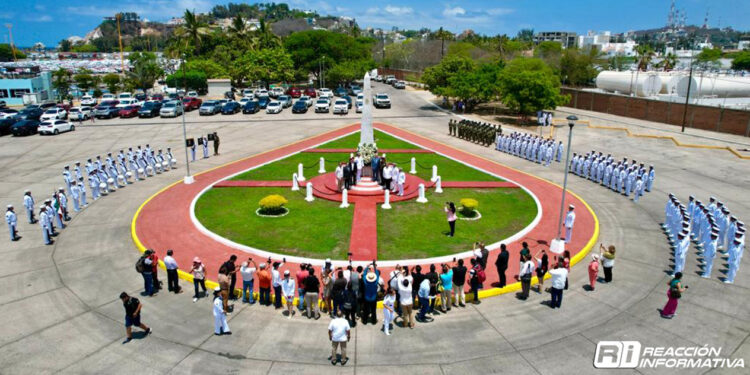 Asiste Edgar González al LXXXl aniversario de la Marina Nacional