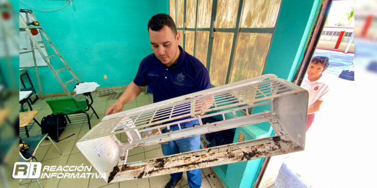 Gobierno de Mazatlán apoya con mantenimiento a los aires acondicionados de secundaria de la Isla de la Piedra