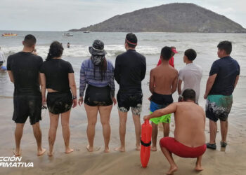 Elementos de la Policía Acuática ponen a salvo a siete personas que eran jaladas por el mar