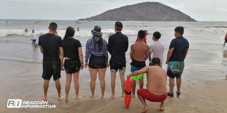 Elementos de la Policía Acuática ponen a salvo a siete personas que eran jaladas por el mar