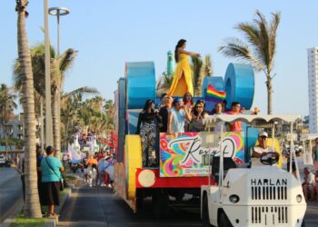Soberanos del Carnaval de Mazatlán participan en la 14ª. Marcha del Orgullo LGBT