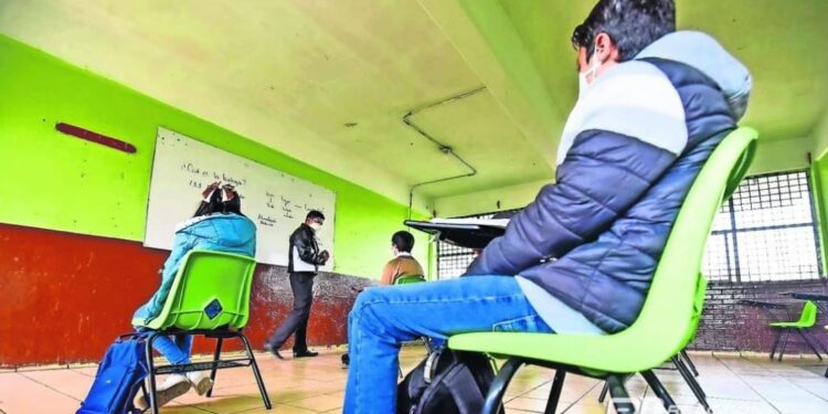 En México, maestros dan clases sin tener licenciatura