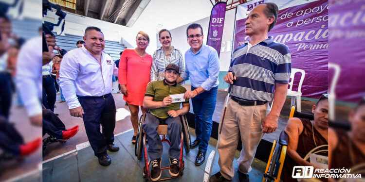 Entregan Sistema DIF Mazatlán y Gobierno Municipal apoyos económicos a personas con discapacidad