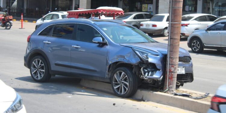 Camioneta choca contra palmera en la Zona Dorada de Mazatlán