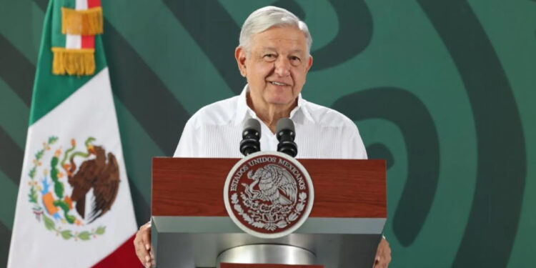 AMLO critica corridos y series sobre narco por no retratar sufrimiento de familias