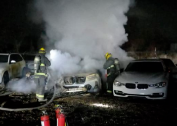 Un hombre con pasamontañas irrumpe en un depósito e incendia varios autos en Culiacán