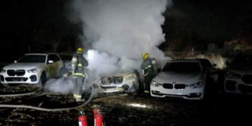 Un hombre con pasamontañas irrumpe en un depósito e incendia varios autos en Culiacán