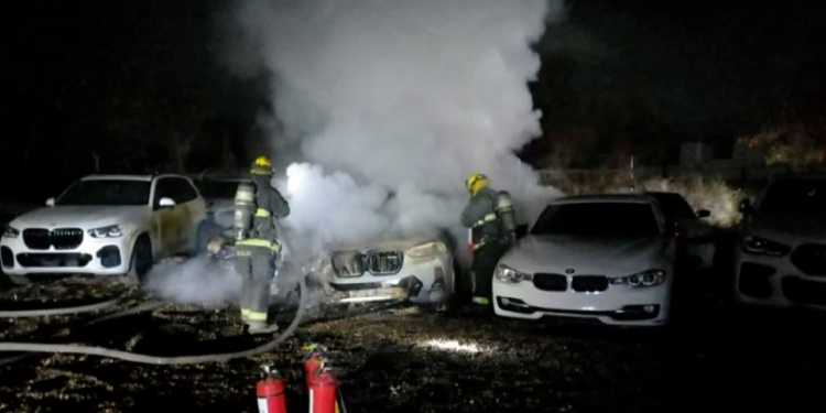 Un hombre con pasamontañas irrumpe en un depósito e incendia varios autos en Culiacán