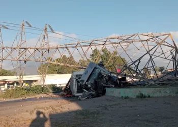 Tráiler choca y derriba torre de electricidad en la Lechería-Texcoco; el conductor murió