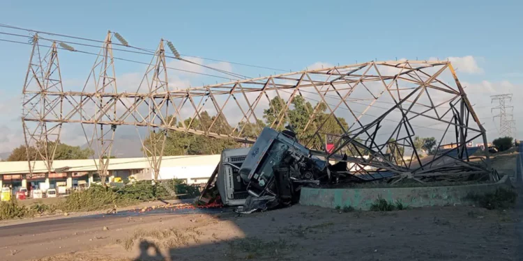 Tráiler choca y derriba torre de electricidad en la Lechería-Texcoco; el conductor murió