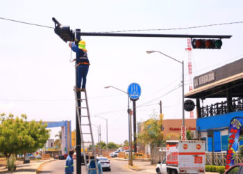 Instalan semáforo en entrada de Avenida Real Pacífico, se busca reducir accidentes en la zona