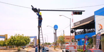 Instalan semáforo en entrada de Avenida Real Pacífico, se busca reducir accidentes en la zona