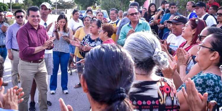 Interviene Edgar González en conflicto por intención de desviación de canal en ampliación Villa Verde; concilia entre vecinos y constructora