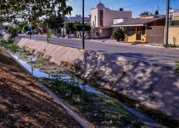 Inician reparación de losas cuarteadas y limpieza del canal que corre en Avenida Las Torres Mar de Cortés y Valle Dorado