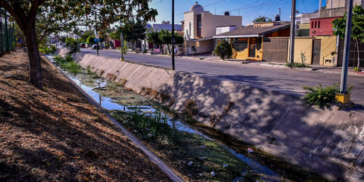 Inician reparación de losas cuarteadas y limpieza del canal que corre en Avenida Las Torres Mar de Cortés y Valle Dorado