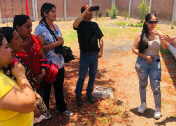 Memo Romero dona aires acondicionados a kínder tomado por padres de familia