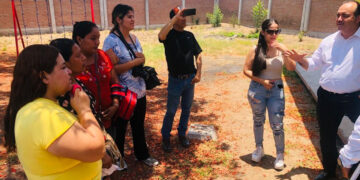 Memo Romero dona aires acondicionados a kínder tomado por padres de familia