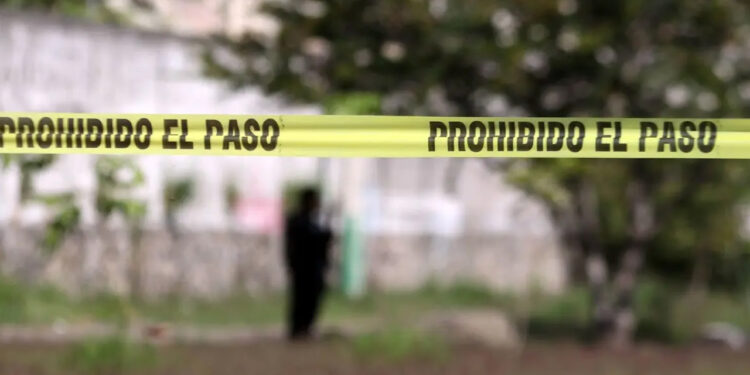 Cuelgan a hombre muerto y desnudo en puente de San Luis Potosí