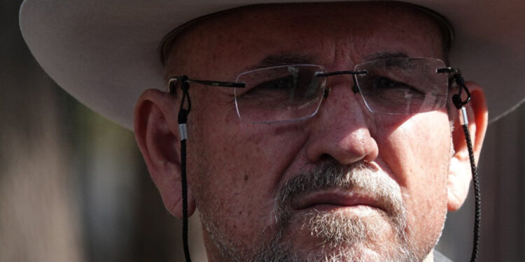 Hermano de Hipólito Mora amaga con tomar las armas en Michoacán si no hacen justicia