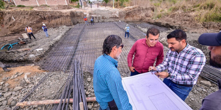 Supervisa Edgar González avance de obra del puente vehicular en ampliación Villa Verde