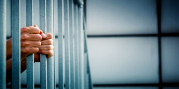 Logra FGE sentencia para dos sujetos que le despojaron un celular a una mujer