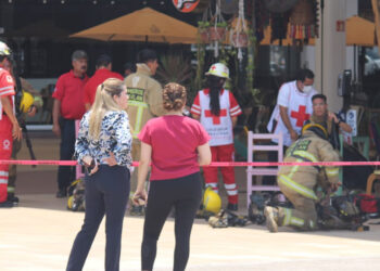Se registra incendio al interior de un local de comida en Plaza Galerías