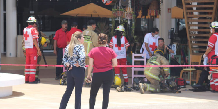 Se registra incendio al interior de un local de comida en Plaza Galerías