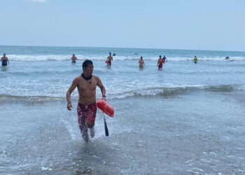 Elementos de la Policía Acuática realizan rescate masivo en la zona de Playas de Pueblo Bonito