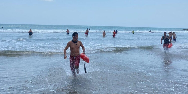 Elementos de la Policía Acuática realizan rescate masivo en la zona de Playas de Pueblo Bonito