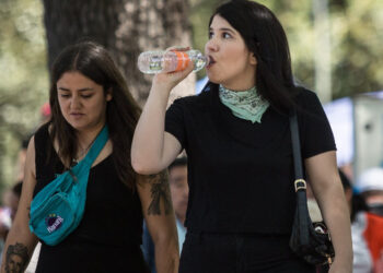 Ola de calor: ¿Vestir con colores claros o de negro? ¿Cómo te mantienes más fresco?