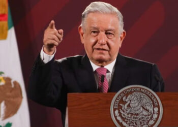 AMLO llama a extrabajadores de Mexicana a retirar amparos para comprar la marca