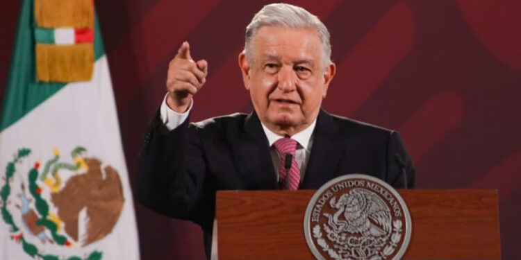 AMLO llama a extrabajadores de Mexicana a retirar amparos para comprar la marca