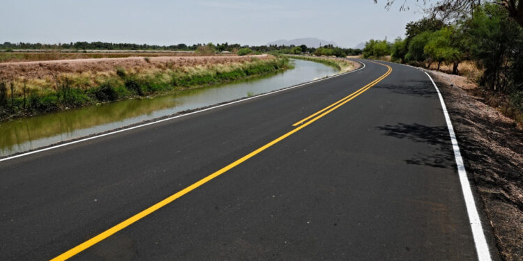 Rocha cumple su palabra con indígenas de El Téroque, les entrega una nueva carretera
