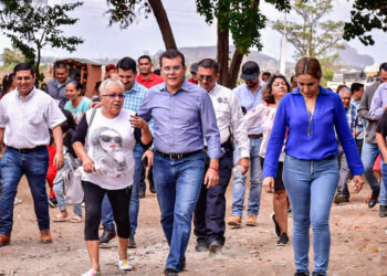 Edgar González escucha y resuelve necesidades apremiantes en la colonia Rafael Buelna.
