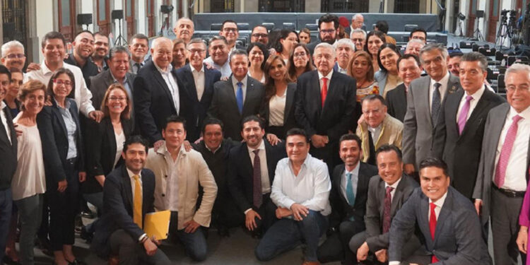 López Obrador se reúne con gobernadores de Morena y su gabinete