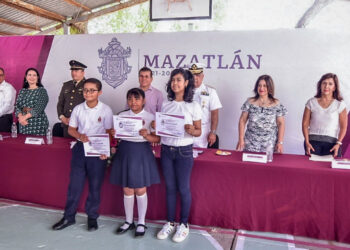 Se engalana Primaria “Antonio Rosales”, con ceremonia de lunes cívico realizada por el Gobierno Municipal de Mazatlán