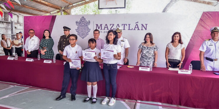 Se engalana Primaria “Antonio Rosales”, con ceremonia de lunes cívico realizada por el Gobierno Municipal de Mazatlán