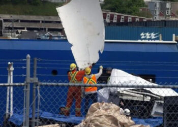 Traen a tierra escombros del sumergible Titan que implosionó cerca del Titanic