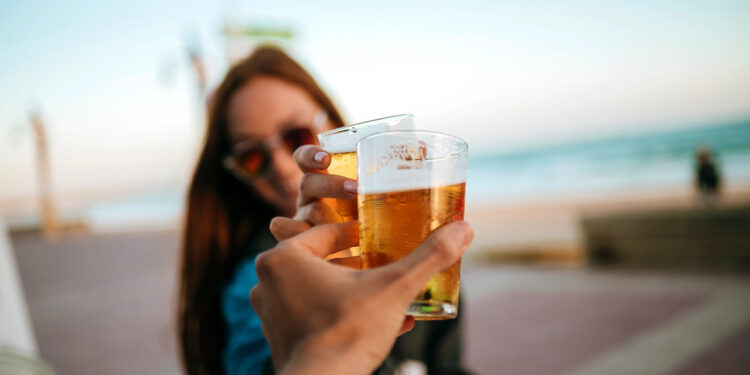 Tomarte una cervecita para el calor no es buena opción