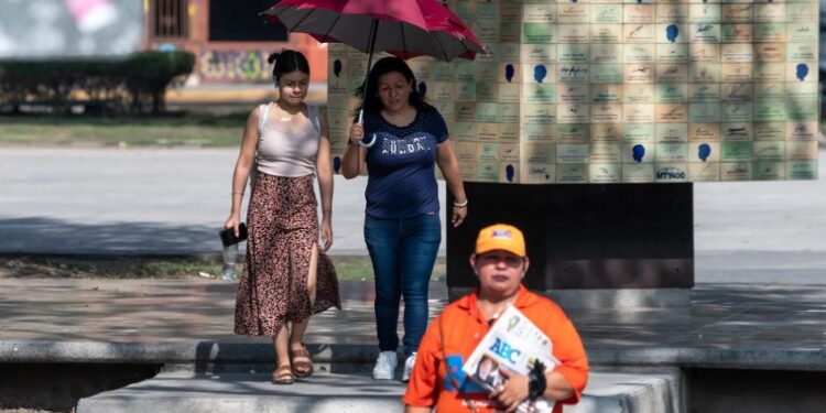 Calor superará los 40 °C este domingo en 22 estados del país