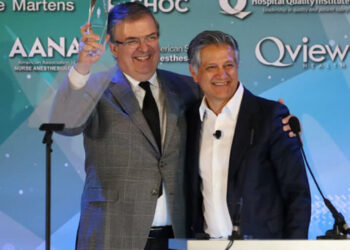 Recibe Ebrard premio internacional por buenos oficios durante pandemia de covid