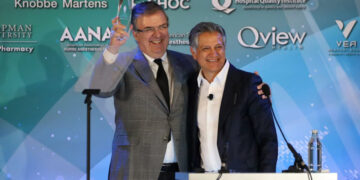 Recibe Ebrard premio internacional por buenos oficios durante pandemia de covid