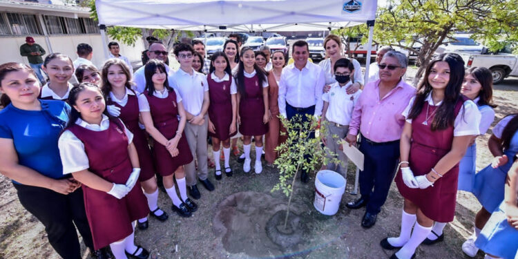 “Nosotros como Ayuntamiento estamos aportando nuestro granito de arena para las mejoras de la infraestructura educativa”; Edgar González