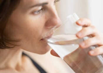 Tercera ola de calor: ¿Cuánta agua se debe tomar para mantenerse hidratado?