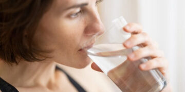 Tercera ola de calor: ¿Cuánta agua se debe tomar para mantenerse hidratado?