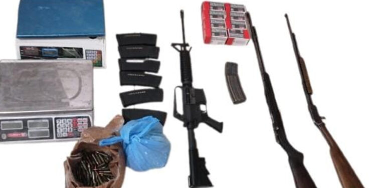 SEDENA y Policía Estatal Preventiva aseguran armas y una camioneta