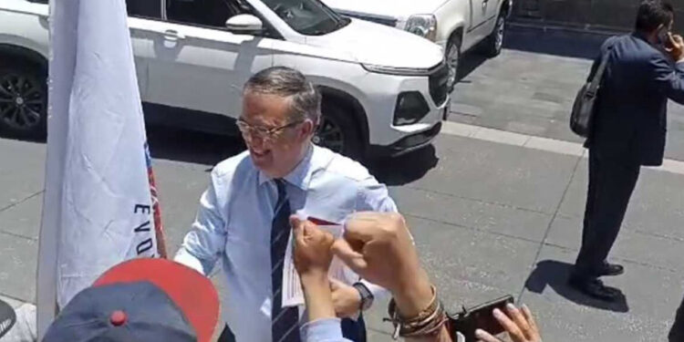 Marcelo Ebrard llega a Palacio Nacional para entregar su renuncia a AMLO como canciller