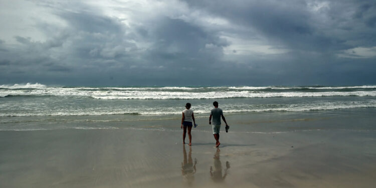 Tormenta tropical Arlene se debilita mientras avanza al sur por el Golfo de México