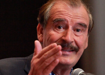 AMLO llama “cinicazo” a Fox por decir que fue él quien implementó pensión a adultos mayores